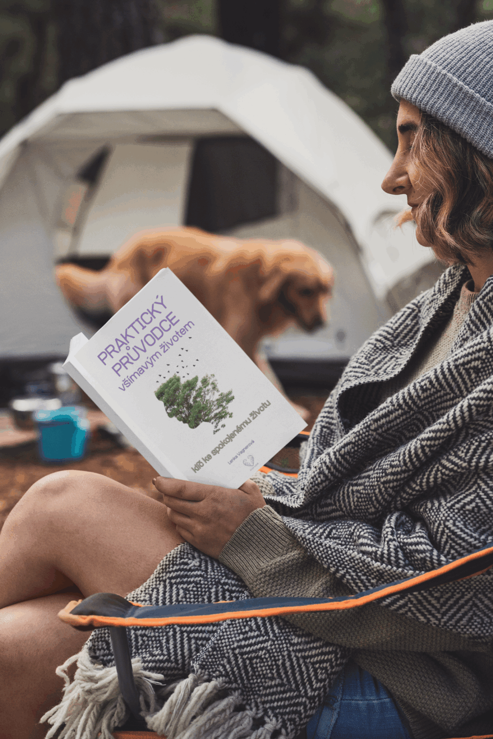 Žena čte e-book Praktický průvodce všímavým životem v&nbsp;klidném prostředí