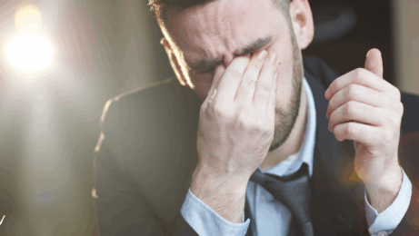 Muž během terapeutického sezení - bourání stereotypů o mužských emocích a terapii