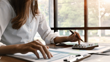 Žena praktikující finanční všímavost - nalézání vnitřního klidu při správě financí