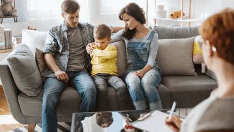 Objevte, jak metoda rodinných konstelací Virginie Satir odhaluje skryté rodinné vzorce a jak je transformovat pro zdravější vztahy. Praktické techniky a cvičení.