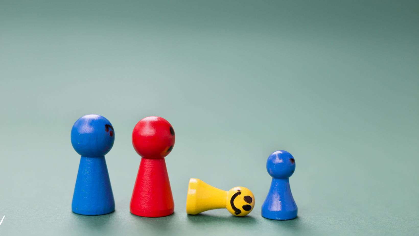 Při práci s rodinnými konstelacemi klient fyzicky rozestaví "sochy" představující členy jeho rodiny.