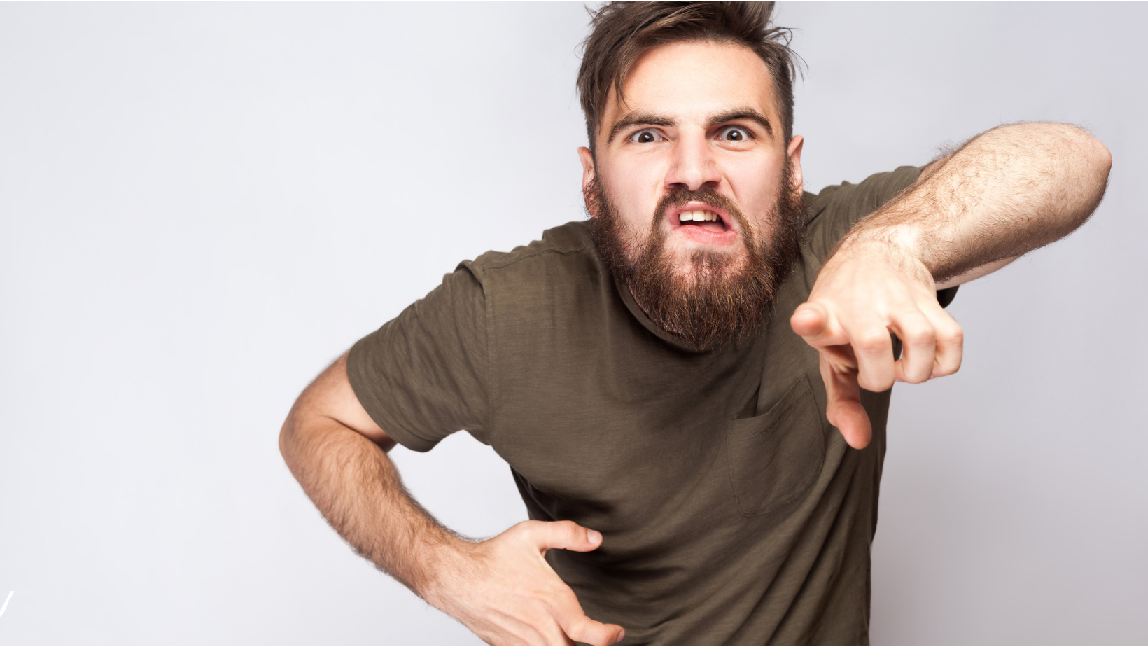 Obviňovatel používá agresi a dominanci jako způsob, jak skrýt vlastní zranitelnost a získat pocit kontroly.