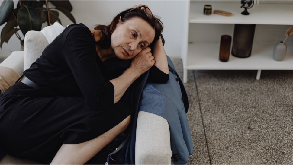 Zamyšlená žena ležící na pohovce – zranitelnost a obava z blízkosti